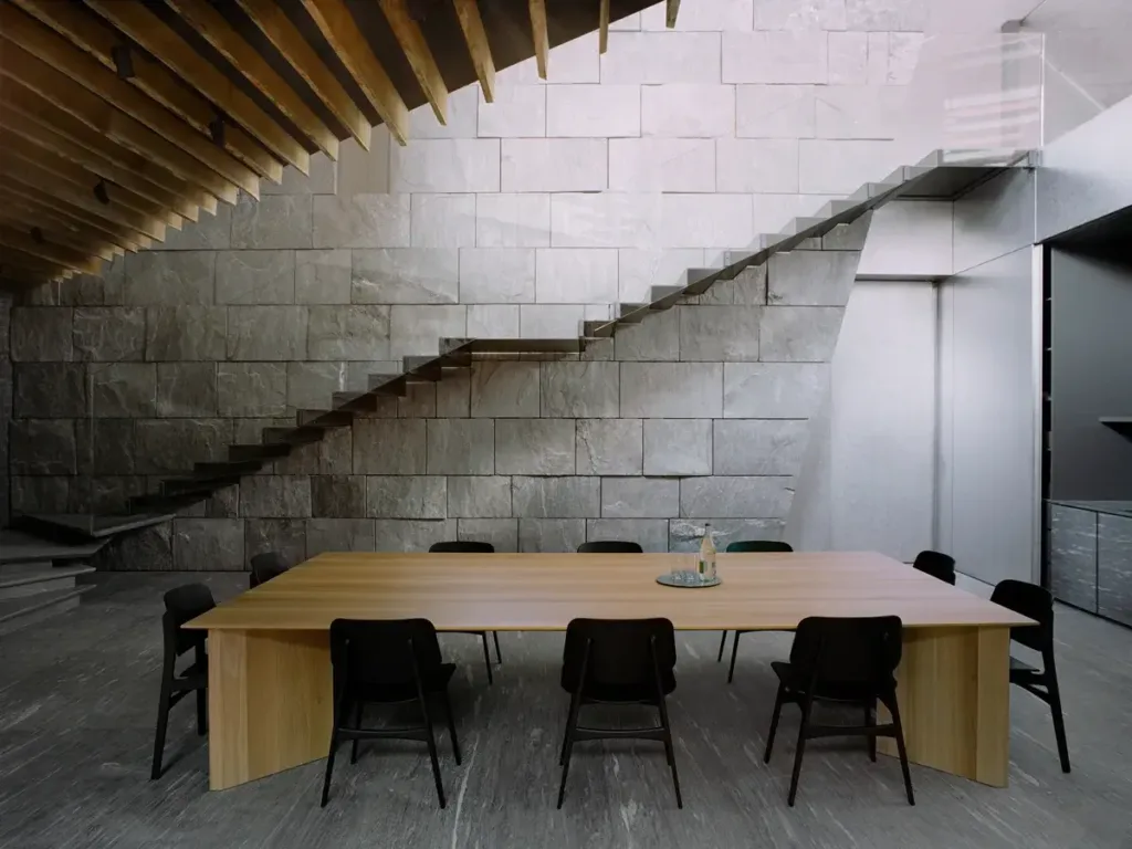 Innenraum im Haus Balma mit Wand und Boden aus Valser Quarzit und schwebender Treppe