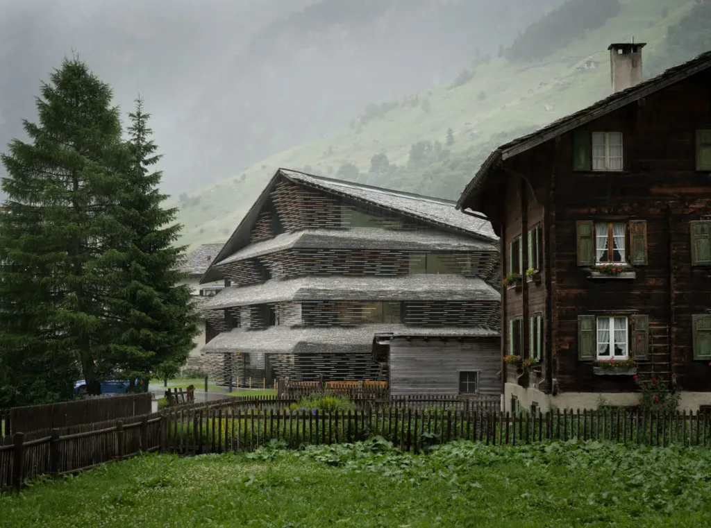 Haus Balma neben einem traditionellen Walserhaus im Bergdorf Vals