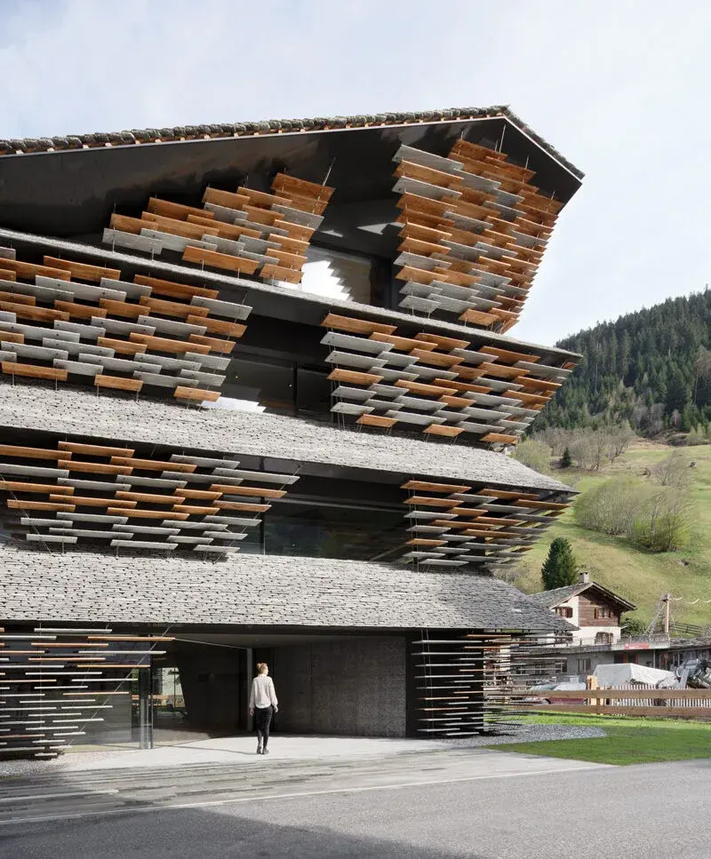 Haus Balma Vals mit Fassade aus schwebenden Valser-Quarzit-Platten von Kengo Kuma