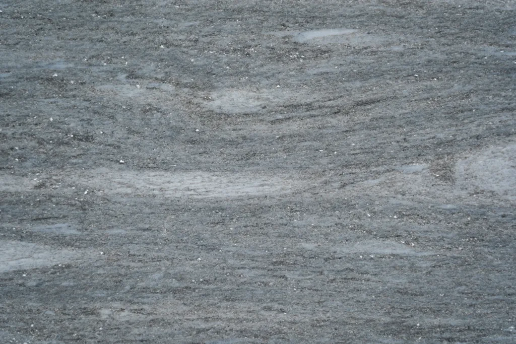 Nahaufnahme Grauer Valser Quarzit mit silbrig schimmerndem Glimmer, polierte Oberfläche