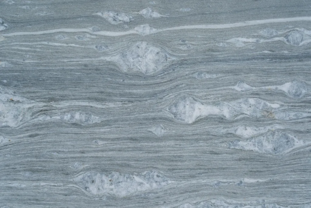 Grau-grüner Augenquarzit aus Vals mit grossen Quarzeinschlüssen, grob geschliffen C120