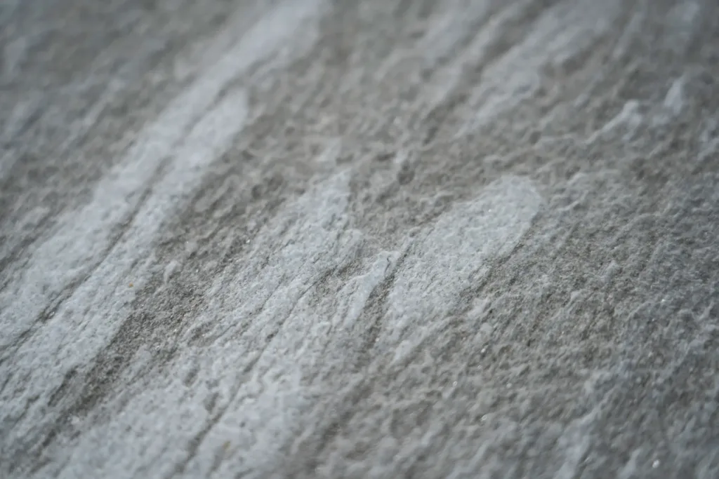 Nahaufnahme von Valser Quarzit mit sandgestrahlter, rutschfester Oberfläche