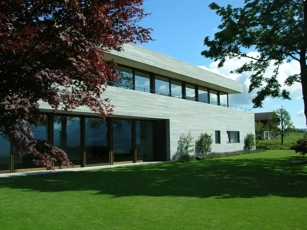 Valser Quarzit gesägtes Schichtmauerwerk für Aussenbereich und Terasse der Villa in Meggen