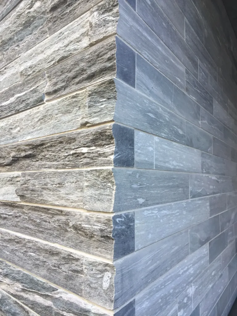 Gebrochenes Schichtmauerwerk aus Valser Quarzit Rocks Resort in Laax