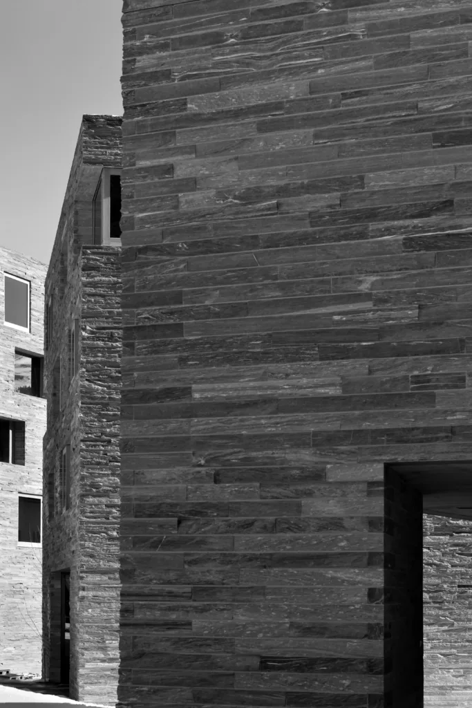 Valser Quarzit Fassade des Rocks Resort in Laax