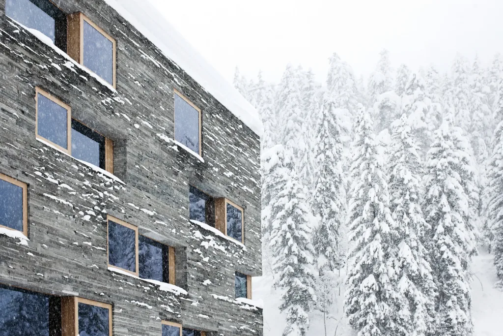 Valser Quarzit Fassade des Rocks Resort in Laax im Schnee