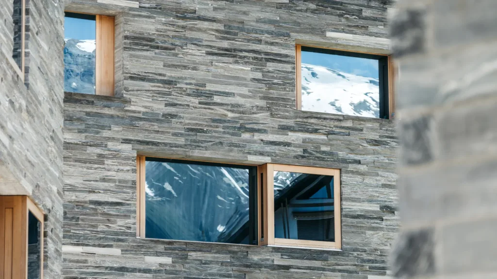 Fassade gebrochenes Schichtmauerwerk aus Valser Quarzit Rocks Resort in Laax