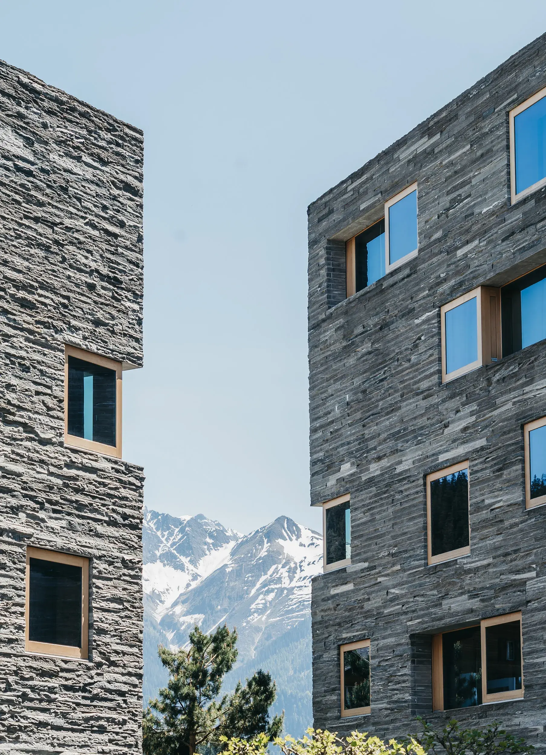 Fassade gebrochenes Schichtmauerwerk aus Valser Quarzit Rocks Resort in Laax