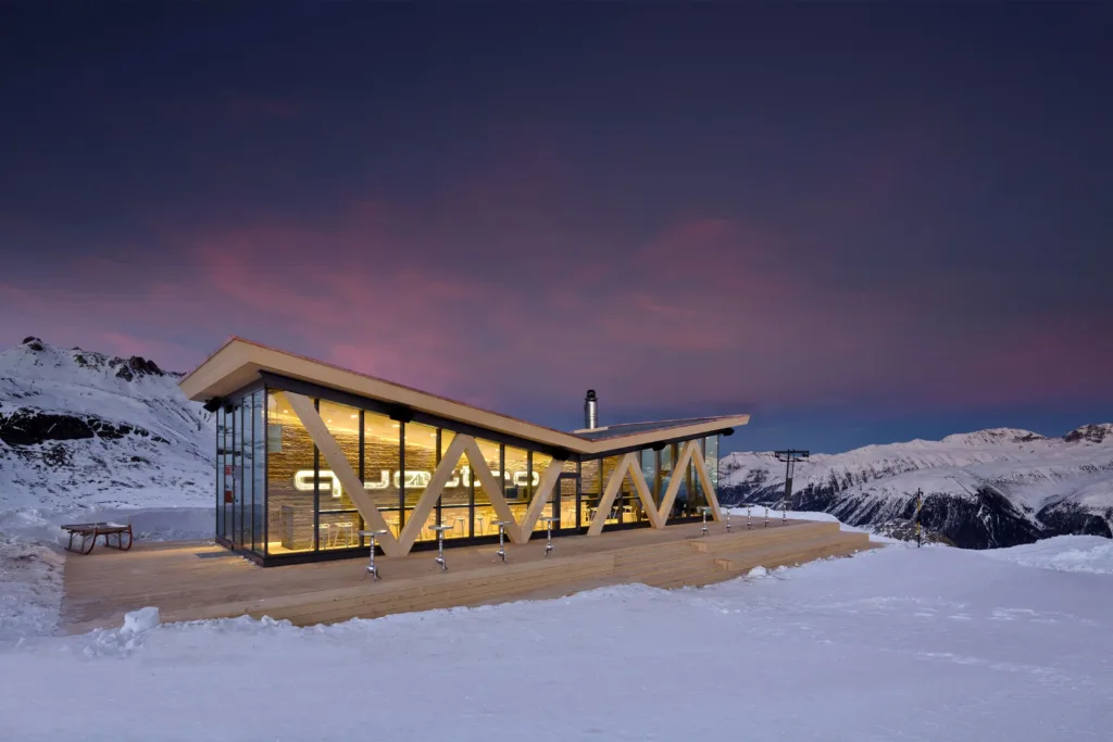Valser Quarzit gebrochenes Schichtmauerwerk der Audi Quattro Bar in St. Moritz von Aussen