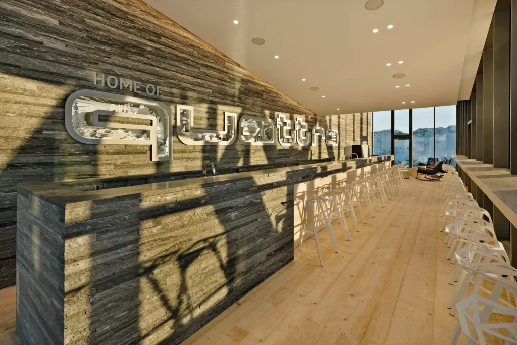 Valser Quarzit gebrochenes Schichtmauerwerk der Audi Quattro Bar in St. Moritz