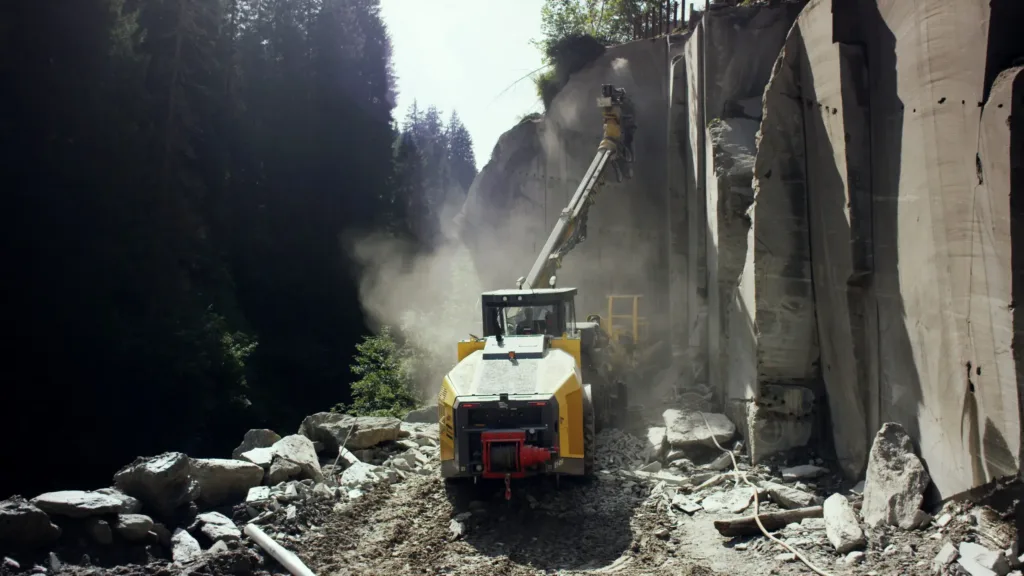 Bohrgerät beim Abbau von Valser Quarzit an der Steinbruchwand in Vals