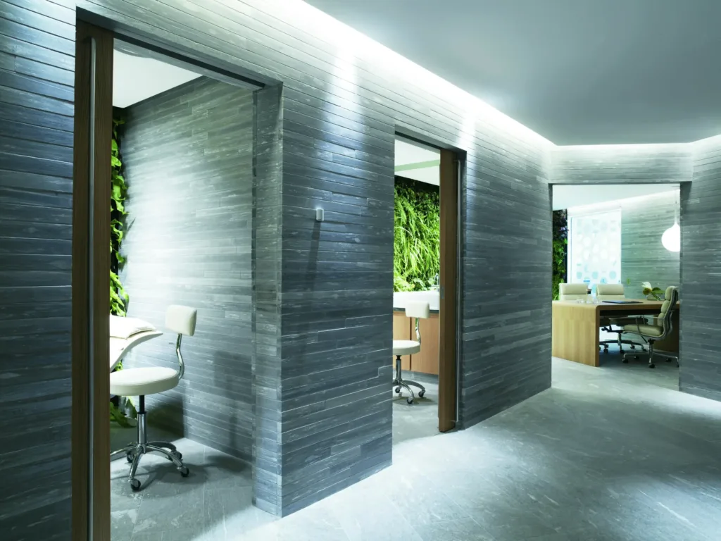 Grobgeschliffene Bodenplatten und Schichtmauerwerk aus Valser Quarzit VIP Lounge Airport Sydney