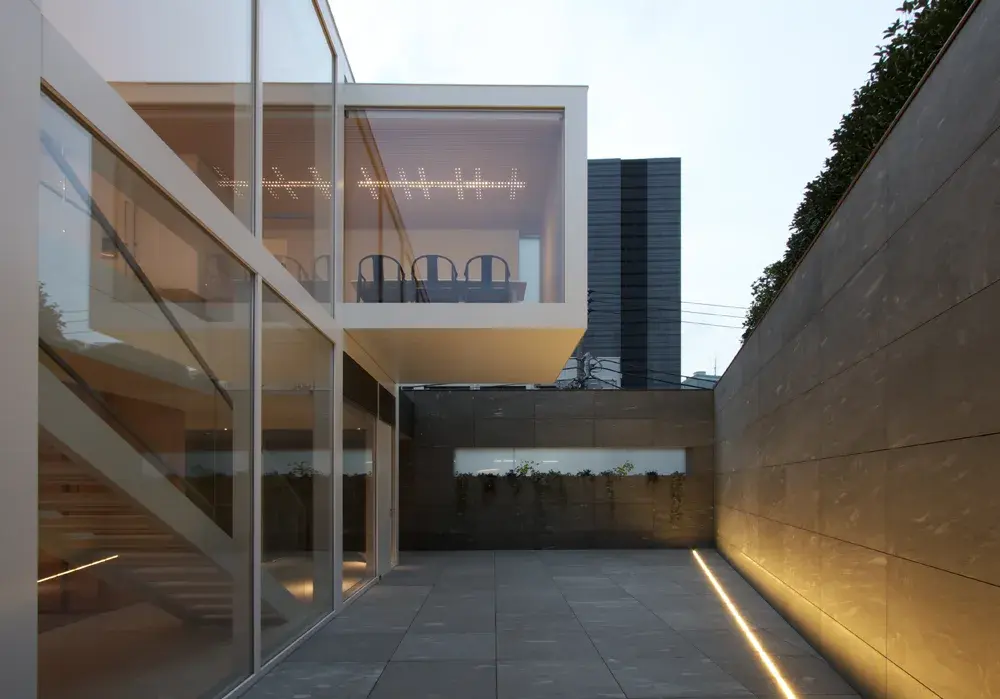 Grobgeschliffene Bodenplatten und feingeschliffene Fassade aus Valser Quarzit Privathaus Tokyo
