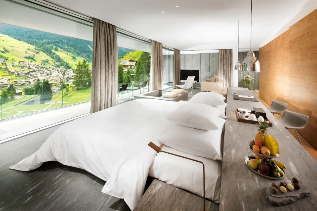 Satinierte Platten Valser Quarzit in den Kuma Suiten des Hotel 7132