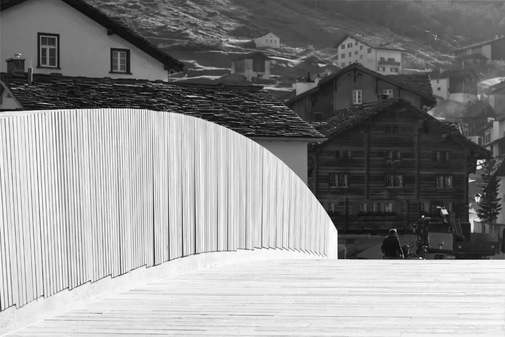 Sandgestrahlte Bodenplatten aus marmoriertem Valser Quarzit für Dorfbrücke in Vals