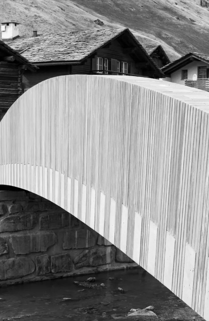 Sandgestrahlte Bodenplatten aus marmoriertem Valser Quarzit für Dorfbrücke in Vals