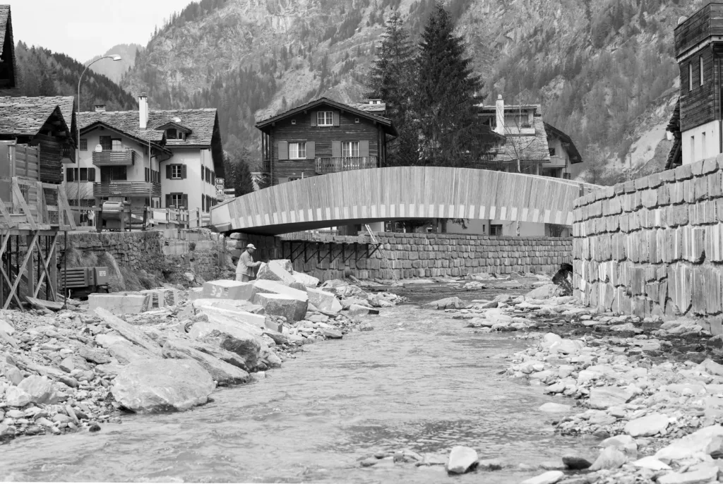 Sandgestrahlte Bodenplatten aus marmoriertem Valser Quarzit für Dorfbrücke in Vals