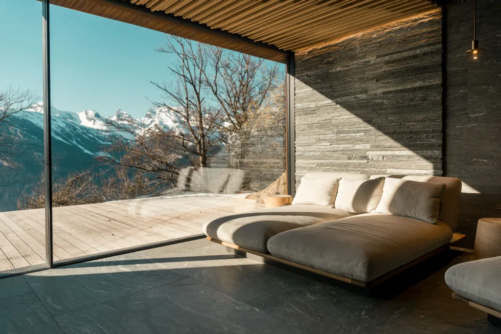 Gebrochenes Schichtmauerwerk und sandgestrahlt gebürstete Bodenplatten aus Valser Quarzit Villa Zentralwallis