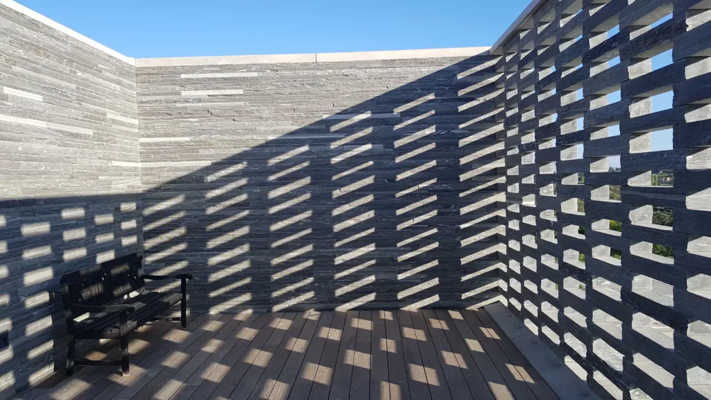 Lichtdurchlässiges gebrochenes Schichtmauerwerk aus Valser Quarzit Villa Brüssel