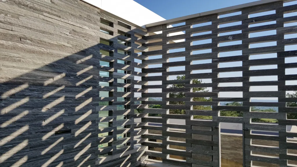 Lichtdurchlässiges gebrochenes Schichtmauerwerk aus Valser Quarzit Villa Brüssel