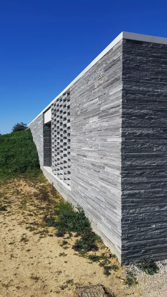 Gebrochenes Schichtmauerwerk aus Valser Stein Villa Brüssel