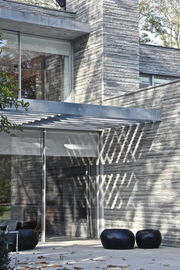 Fassade gebrochenes Schichtmauerwerk aus Valser Quarzit Villa Brüssel