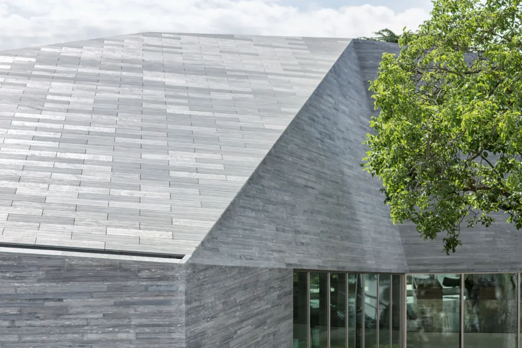 Fassade und Dach Gesägtes Schichtmauerwerk aus Valser Quarzit Mediathek in Paris