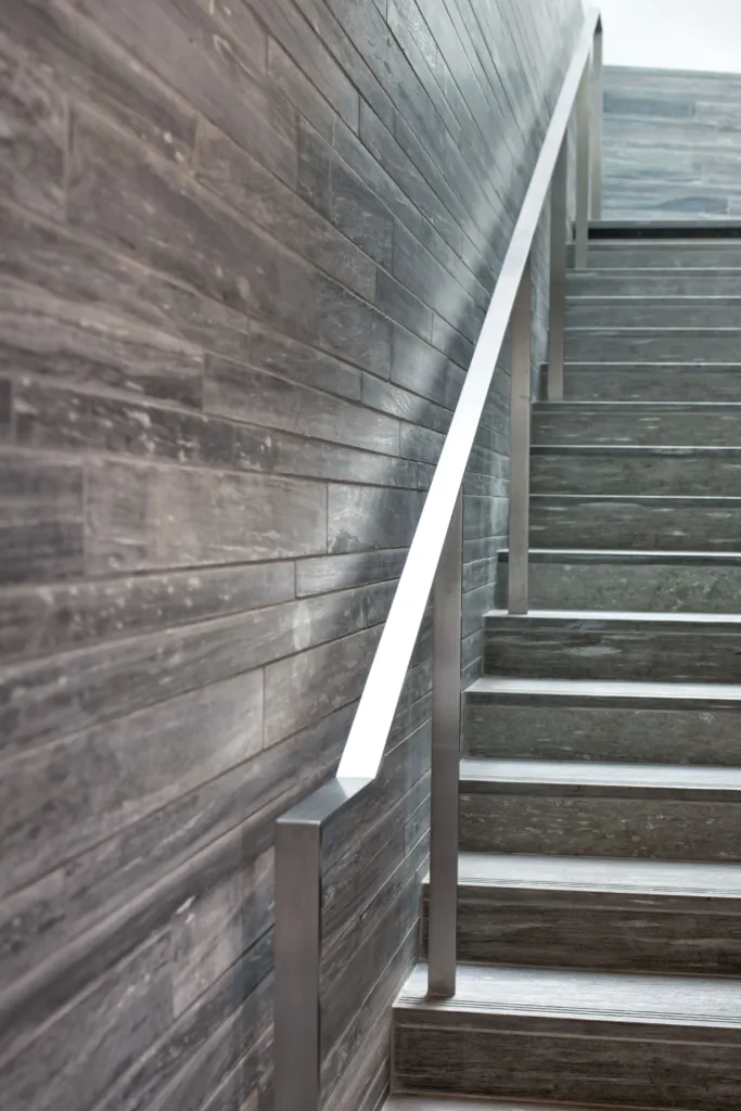 Gesägtes Schichtmauerwerk und Treppe aus Valser Quarzit Mediathek in Paris