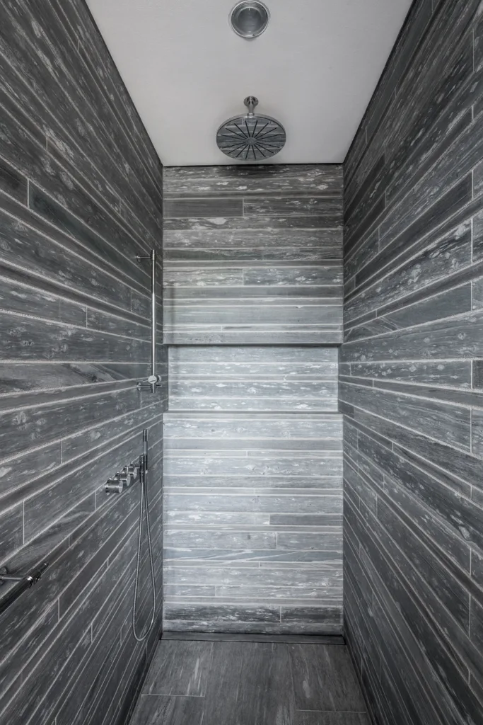 Dusche gesägtes Schichtmauerwerk aus Valser Quarzit im Privathaus in Köln