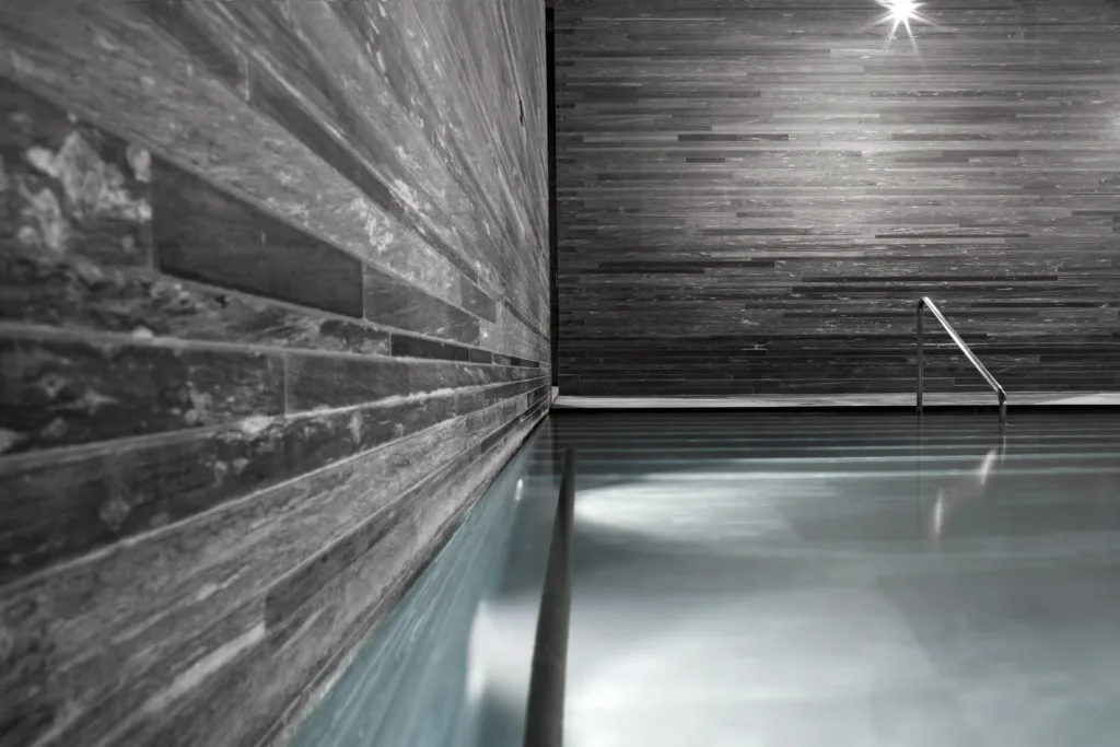 Gesägtes Schichtmauerwerk des Valser Quarzits der Therme Vals im Innenbad