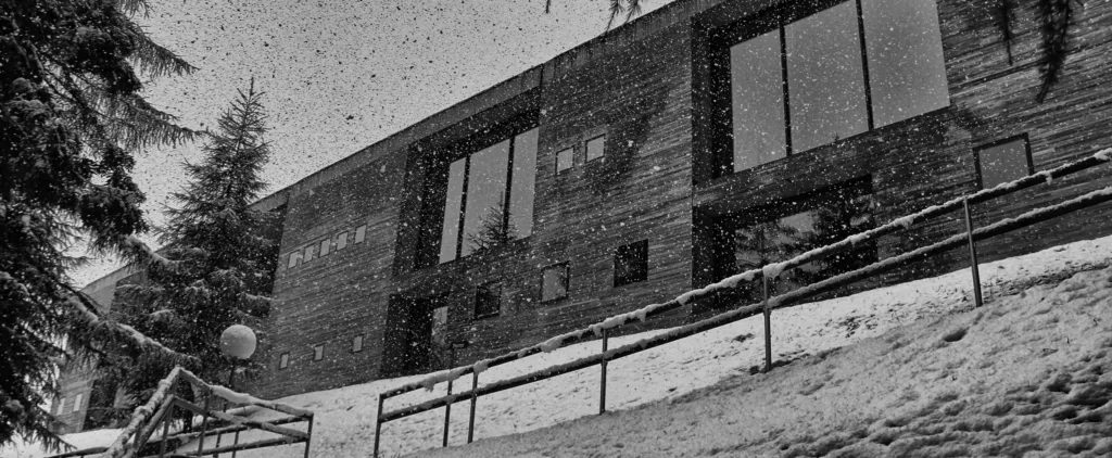 Gesägtes Schichtmauerwerk des Valser Quarzits der Therme Vals von Aussen