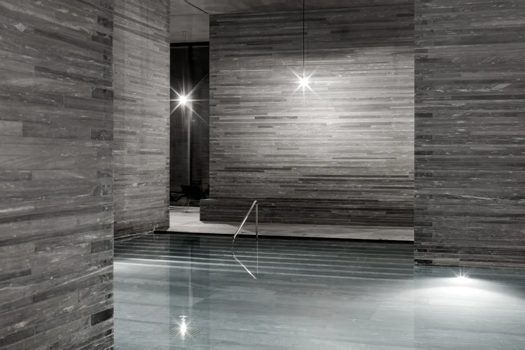 Gesägtes Schichtmauerwerk des Valser Quarzits der Therme Vals im Innenbad