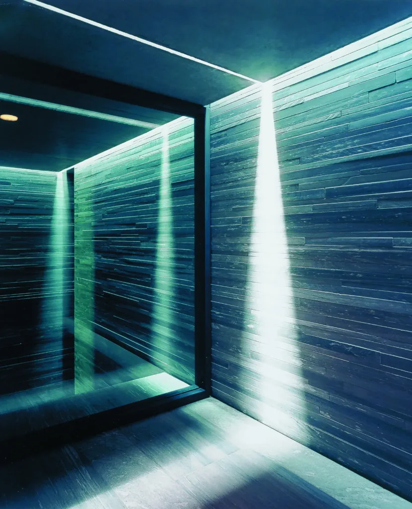 Gesägtes Schichtmauerwerk des Valser Quarzits der Therme Vals im Innenbereich