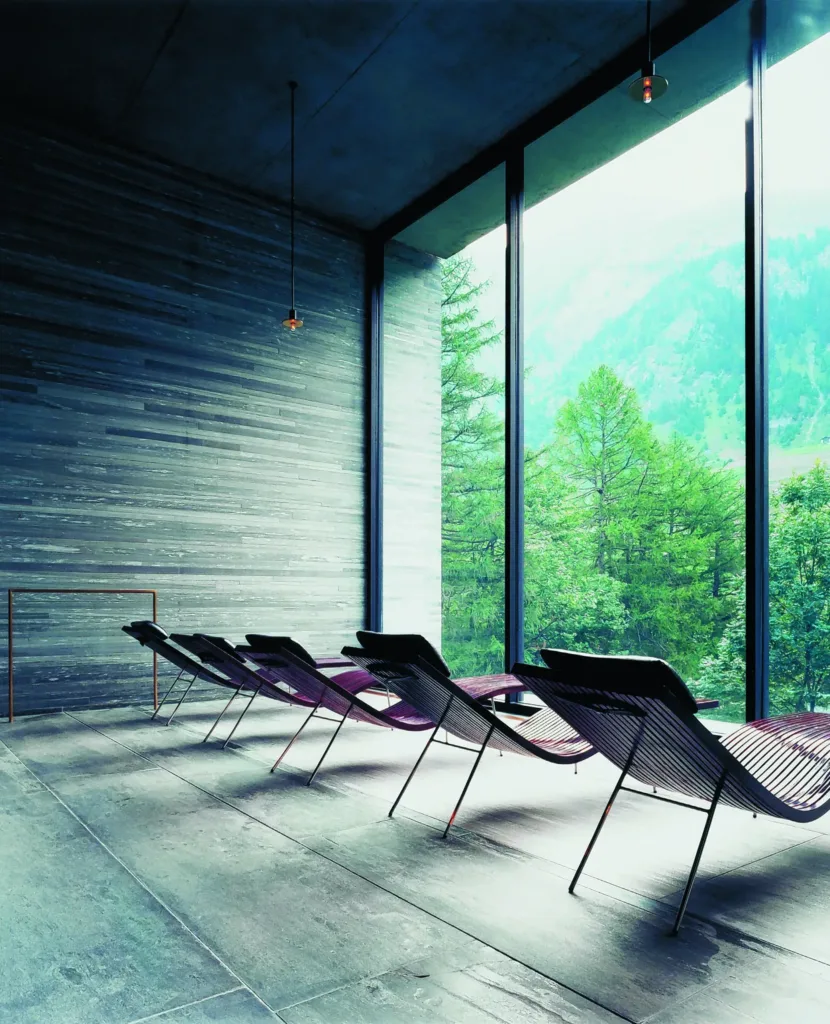 Gesägtes Schichtmauerwerk des Valser Quarzits der Therme Vals im Innenbereich