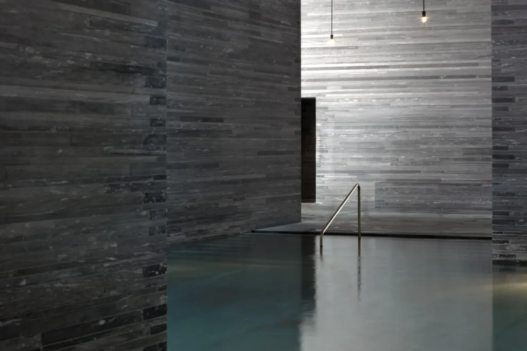 Gesägtes Schichtmauerwerk des Valser Quarzits der Therme Vals im Innenbad