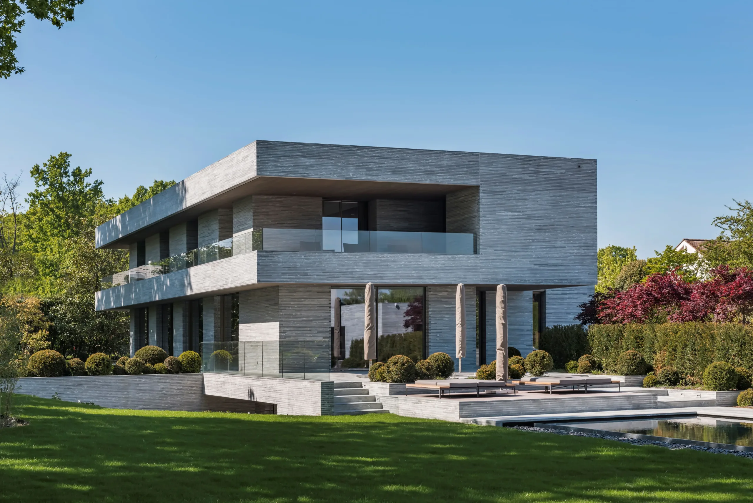 Gesägtes Schichtmauerwerk Valser Quarzit der Villa in Vandoeuvres