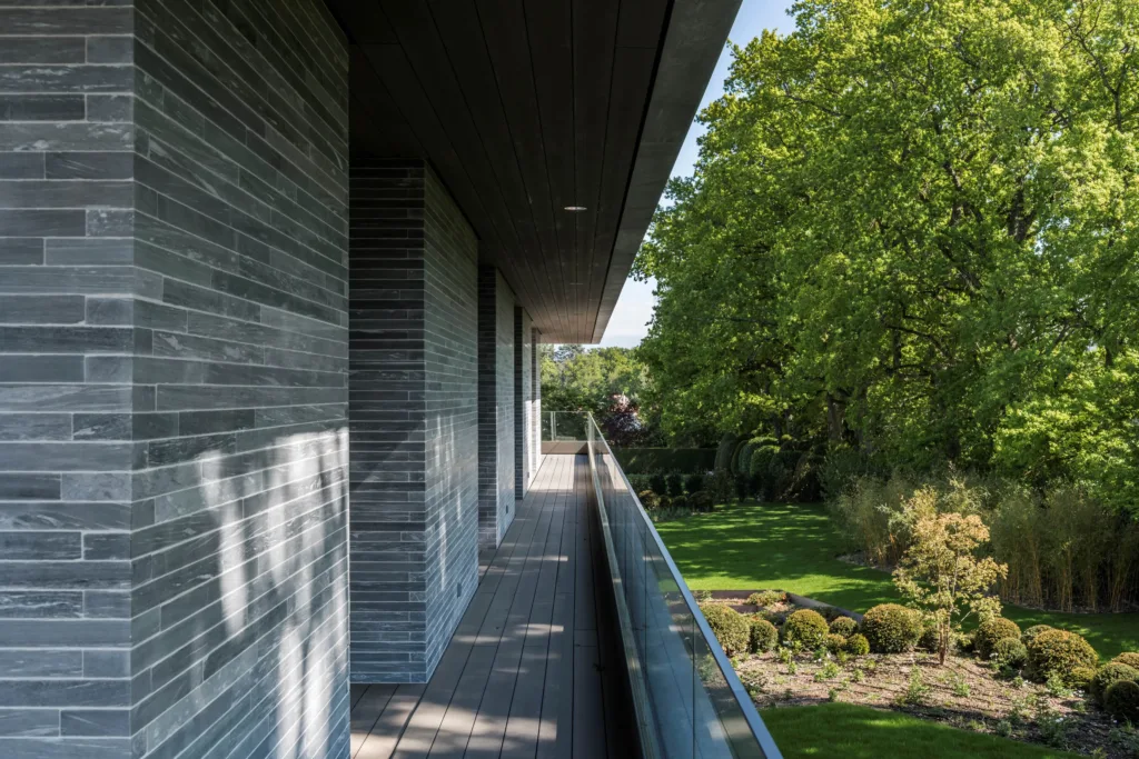 Gesägtes Schichtmauerwerk Valser Quarzit der Villa in Vandoeuvres