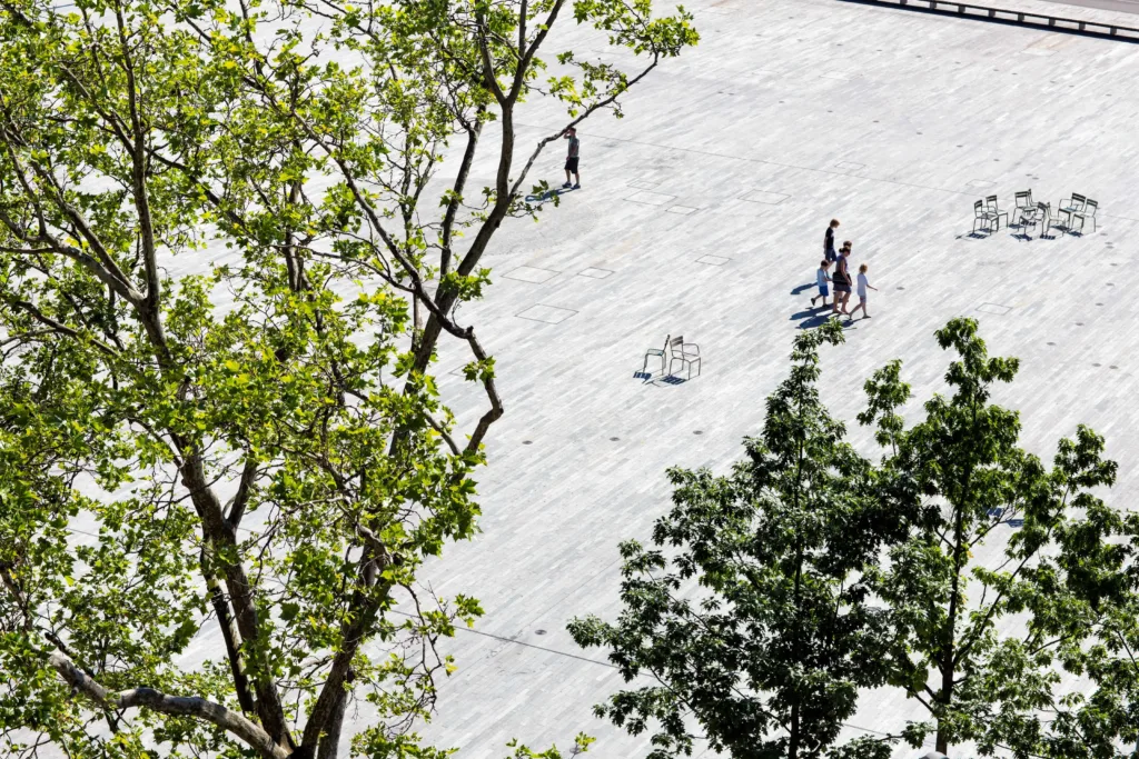 Sandgestrahlter Steinparkett aus Valser Quarzit Sechseläutenplatz Zürich
