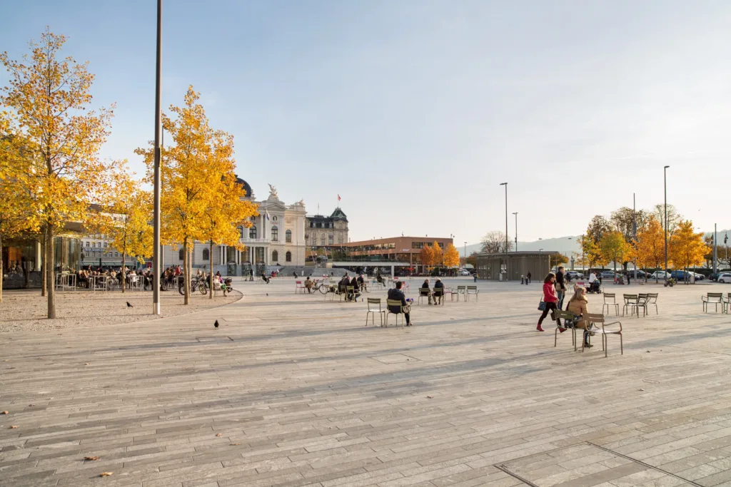 Sandgestrahlter Steinparkett aus Valser Quarzit Sechseläutenplatz Zürich
